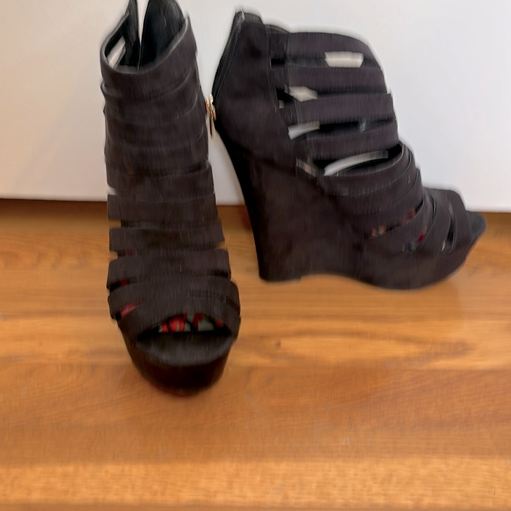 Madden Girl Size 8 black faux suede platform shoe